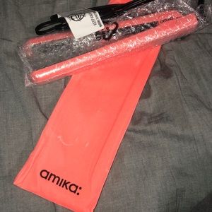 Amika straightener